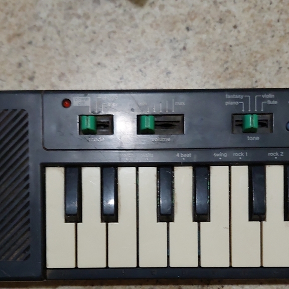 Casio PT-10 Keyboard with Black and White Keys - Picture 3 of 14
